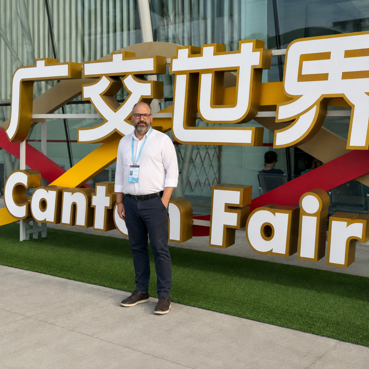 Equipo de Unicornio Azul en feria en China evaluando el mercado contract