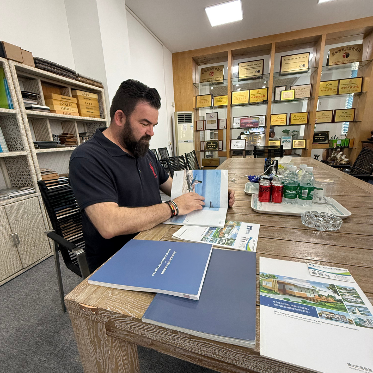 Visita a fábrica en Asia con documentación de proyecto hotelero